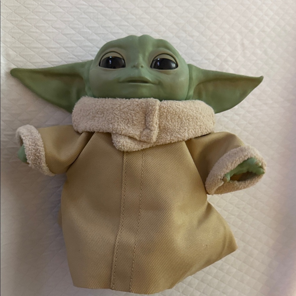 Hazbro Animated Baby Yoda Star Wars Toy. Like New. Works! Includes batteries.